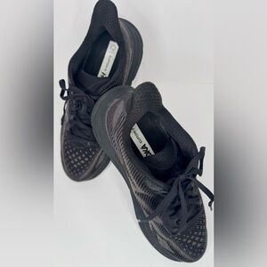 Hoka Men's Clifton 9 Black Athletic Shoes, Gently Worn, Excellent Condition!